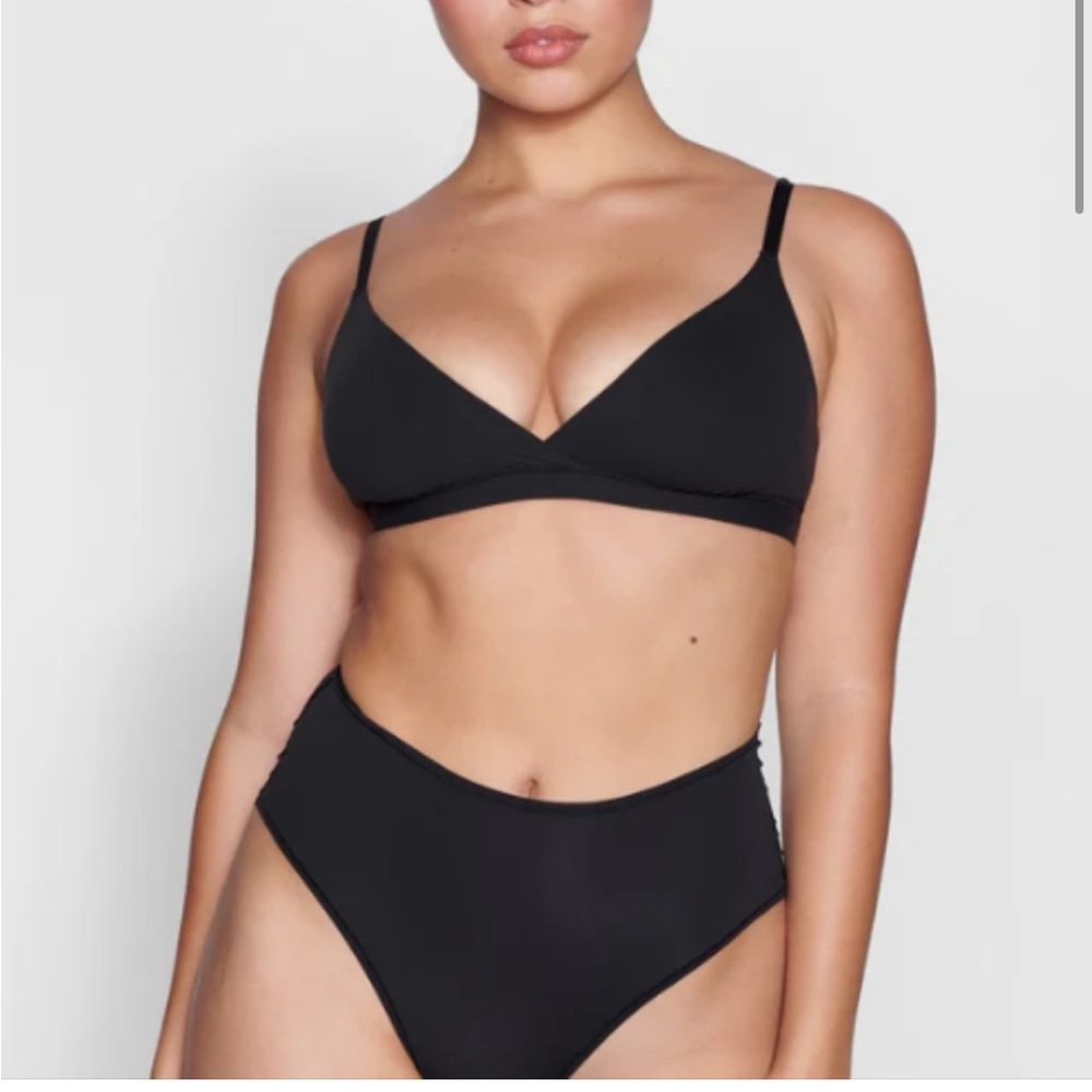 SKIMS Fits Everybody Cross Over Triangle Bralette‎ in Onyx